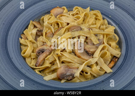 La pasta italiana - Fetucini Alfredo sulla piastra Foto Stock