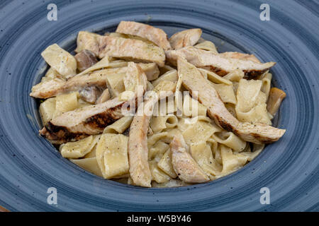 La pasta italiana - Fetucini Alfredo sulla piastra Foto Stock