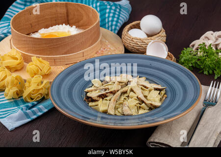 La pasta italiana - Fetucini Alfredo sulla piastra Foto Stock