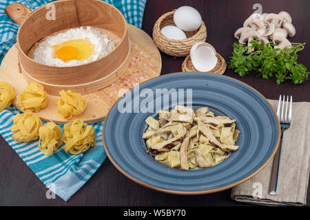 La pasta italiana - Fetucini Alfredo sulla piastra Foto Stock