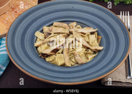 La pasta italiana - Fetucini Alfredo sulla piastra Foto Stock