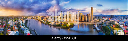 La pioggia e la tempesta proveniente da città di Brisbane CBD attraverso fiume Brisbane e dintorni a mezz aria vista panoramica su Story Bridge e l'orizzonte. Foto Stock