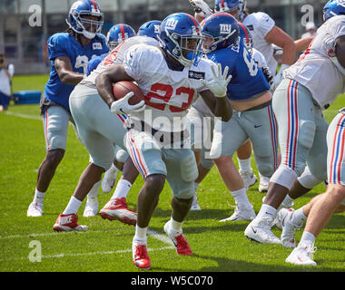 East Rutherford, New Jersey, USA. 27 Luglio, 2019. New York Giants running back Jon Hilliman (23) andare attraverso esercitazioni pratiche alla ricerca Diagnostics Training Centre in East Rutherford, New Jersey. Duncan Williams/CSM/Alamy Live News Foto Stock