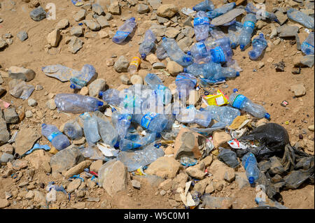 Una grande quantità di acqua in plastica bottiglie disseminate nella depressione di Danakil , Etiopia Foto Stock