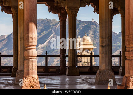 Dall'interno del Forte Amer a guardare le pareti esterne sulle circostanti i ripidi pendii. Amer, India, vicino a Jaipur, Rajasthan, India. Foto Stock