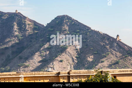 Dall'interno del Forte Amer a guardare le pareti esterne sulle circostanti i ripidi pendii. Amer, India, vicino a Jaipur, Rajasthan, India. Foto Stock