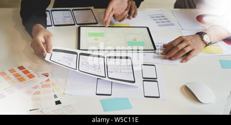 UX designer grafico di progettazione creativa per il processo di applicazione e lo sviluppo di prototipi per wireframe web o mobile smart phone Foto Stock