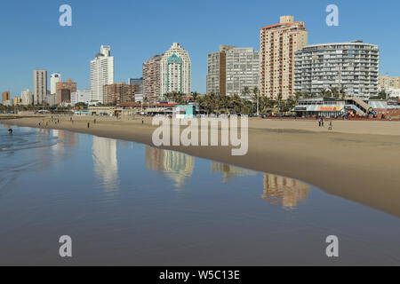 Durban, KwaZulu-Natal, Sud Africa, Nord parte spiaggia di Golden Mile beachfront, skyline della città di hotels e appartamenti lungo waterfront, paesaggio Foto Stock