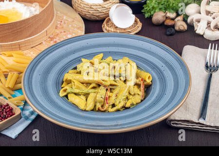 Pasta di penne la pasta con la salsa al curry cibo italiano. Un concetto per un saporito e sano pasto. Vista dall'alto. Copia dello spazio. Foto Stock