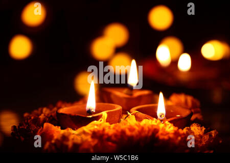 Diwali diyas che brucia Foto Stock