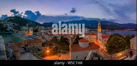 Tramonto vista aerea della città vecchia di Budva dalla Cittadella con la chiesa della Santissima Trinità e il mare Adriatico sullo sfondo in Montenegro, Balcani Foto Stock