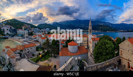 Tramonto vista aerea di Budva Old Town dalla Cittadella con la chiesa della Santa Trinità e del Mare Adriatico in background in Montenegro, Balcani Foto Stock