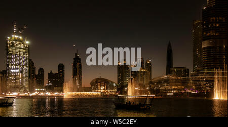 DUBAI, UAE, MAR 19, 2018: grattacieli line la Marina di Dubai di notte Foto Stock