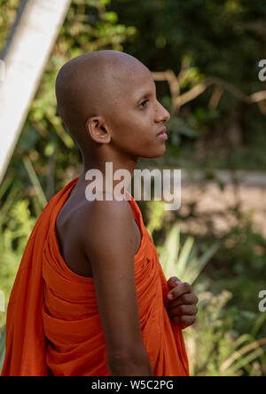 ED-Negombo, Sri Lanka - 2019-03-22 - Lone giovane monaco guarda fuori nella distanza. Foto Stock