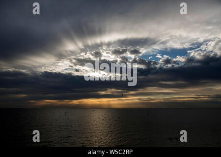 Melbourne tramonto su Port Philip Bay da Half Moon Bay Victoria Australia Foto Stock