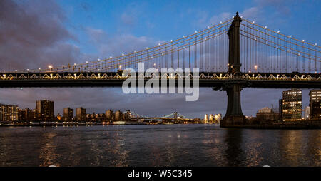 BROOKLYN, NEW YORK, MAR 27, 2018: Manhattan Bridge, come visto da Dumbo Park durante il crepuscolo Foto Stock