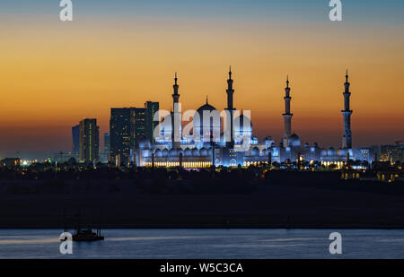 ABU DHABI, Emirati arabi uniti, MAR 21, 2018: Sheik Zayed Mosque come visto durante la notte Foto Stock