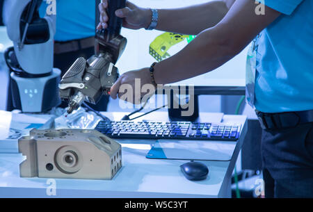 Lavoratore del settore portatile operativo 3D del braccio di misura Foto Stock