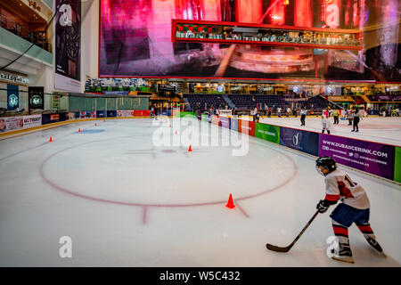 DUBAI, UAE, MAR 19, 2018: Ice hockey pratiche in piscina pista di pattinaggio Foto Stock