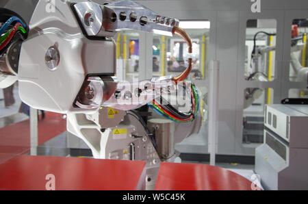 Automatizzate il braccio robotico saldatura a punti nel settore automobilistico Foto Stock