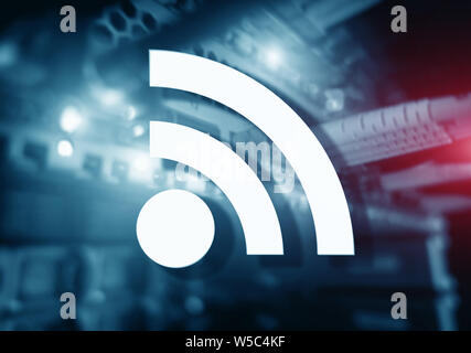 Icona WiFi su datacenter sfondo sfocato. Concetto di telecomunicazione. Foto Stock