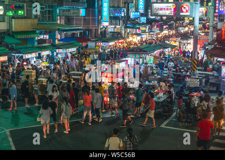 Kaohsiung, Taiwan - 27 Luglio 2019: Liuhe Mercato Notturno, il più popolare mercato turistico notturno di Taiwan. Ci sono 138 bancarelle qui. Foto Stock