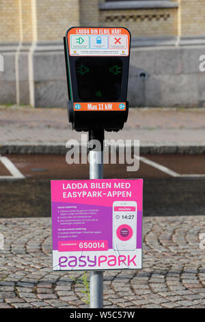 Karlstad, Svezia - 13 Luglio 2019: auto elettrica pubblica stazione di ricarica pagabili con l Easypark app. Foto Stock