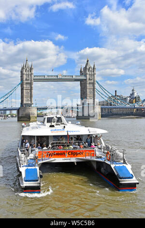 Il Tower Bridge di Londra iconico punto di riferimento di turisti e pendolari su alta velocità Thames Clipper catamarano il trasporto pubblico veloce river bus spazio copia England Regno Unito Foto Stock