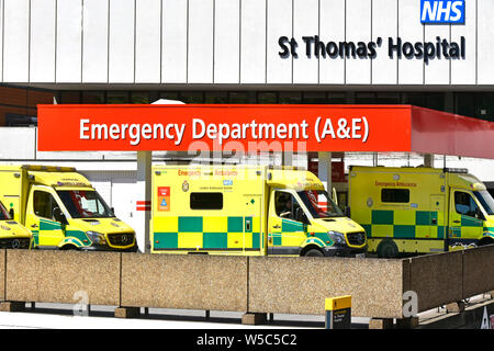 Londra servizio ambulanza veicoli presso il St Thomas hospital NHS in attesa a drop off area A&E incidente sanitario di emergenza edificio reparto Lambeth Regno Unito Foto Stock