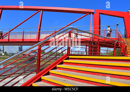 Passi & Pedoni in acciaio colorato passerella sul fiume Lea links stazione ferroviaria per il nuovo alloggiamento & office sviluppo Canning Town East London REGNO UNITO Foto Stock