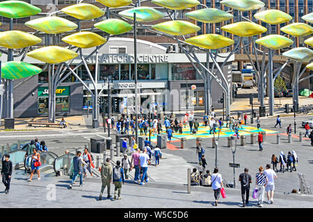 La folla da sopra e colorata colori luminosi su decorate trafficata strada pedonale crossing & centro Stratford street scene Newham Est Londra Inghilterra REGNO UNITO Foto Stock