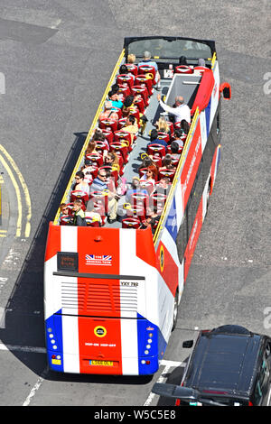 Antenna birds eye view of London street scene guardando in giù a persone di alto sopra su Londra open top double decker sightseeing bus tour England Regno Unito Foto Stock