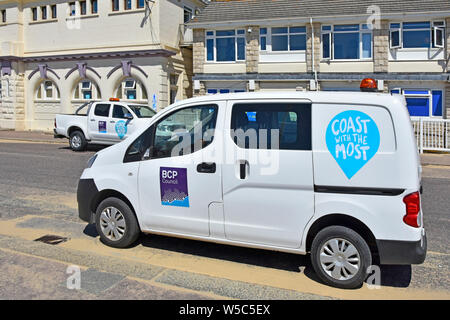 Bournemouth Christchurch & Poole spiaggia del consiglio i veicoli con 'coast con la piu' slogan parcheggiato a BCP lungomare uffici gestione Dorset England Regno Unito Foto Stock