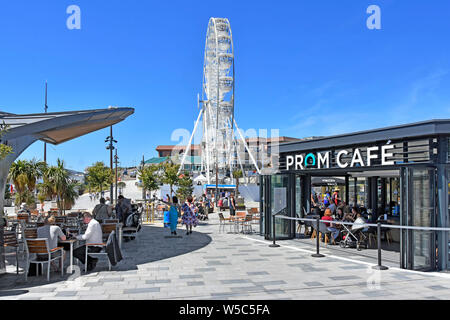 Bournemouth blue sky summer holiday & località balneare pier approccio zona pedonale consiglio eseguire Prom Cafe & salotto grande ruota oltre il Dorset England Regno Unito Foto Stock