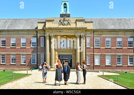 Famiglia & Amici Edge Hill campus universitario ingresso sul giorno di graduazione eventi confermando studente istruzione & gradi Ormskirk Lancashire England Regno Unito Foto Stock