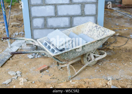 Mattone nella costruzione trolley per costruire la costruzione Foto Stock