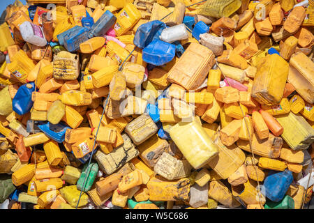 Bottiglie di plastica e contenitori vincolati in cima a un carrello, Debre Berhan, Etiopia Foto Stock