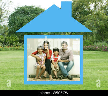 Ritratto di una famiglia seduta sul divano in casa da sogno Foto Stock