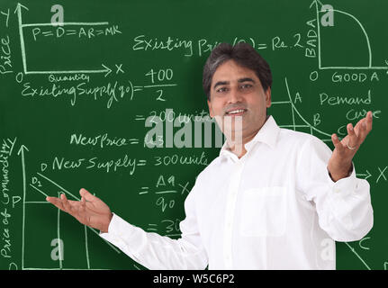 Maestro di una lezione in aula Foto Stock