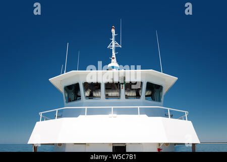 Vista frontale della cabina di navigazione su una nave passeggeri sul cielo blu sullo sfondo Foto Stock