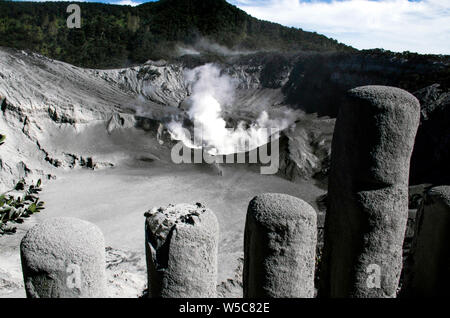 (190728) -- Pechino, 28 luglio 2019 (Xinhua) -- il fumo fuoriesce dal cratere del monte Tangkuban Parahu in Subang di West Java, Indonesia, 27 luglio 2019. Tangkuban Parahu vulcano in Indonesia West Java Provincia ha eruttato venerdì pomeriggio, produca ceneri vulcaniche 200 metri nell'aria. (Foto di Syarif/Xinhua) Foto Stock