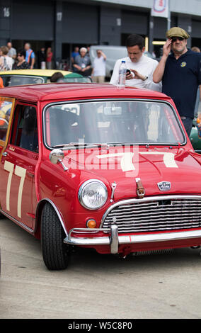 Silverstone,UK,26 Luglio 2019,Minis nel preparare il Pitts come il classico di Silverstone apre per tre giorni di spettacolari del racing. Foto Stock