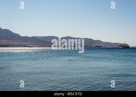 Aqaba Giordania - 6 Novembre 2017: vista del cargo porta marina di Aqaba. La porta la posizione di collegamento in Africa e in Medio Oriente. Foto Stock