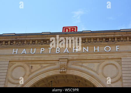 Mannheim, Germania - Luglio 2019: facciata del tedesco la stazione principale e a 'Deutsche Bahn' treno company logo sopra Foto Stock