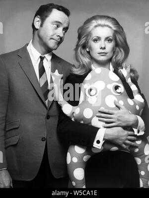 CATHERINE DENEUVE E JACK LEMMON nell'April Fools (1969), diretto da Stuart Rosenberg. Credito: NAZIONALI GENERALI foto / Album Foto Stock