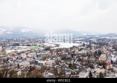 Sud dello Skyline di Salisburgo. L'inverno vista dal vertice della Festungsberg attraverso il sud dello skyline di Salisburgo in Austria. Foto Stock