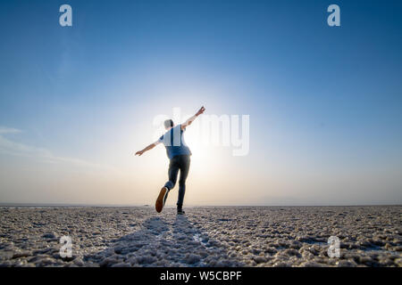 Un uomo stagliano in posa di saline della depressione Danakli, Etiopia. Foto Stock