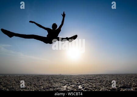 Un uomo stagliano in posa di saline della depressione Danakli, Etiopia. Foto Stock