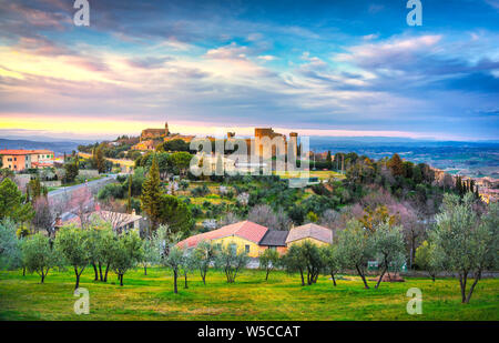 Toscana, Montalcino italiano villaggio medievale, la fortezza e la chiesa vista al tramonto. Vino Brunello comune.Siena, Italia. Foto Stock