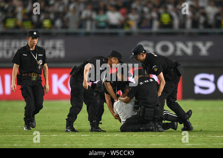 Un ventilatore adorante è azionato fuori dalla sicurezza dei membri del personale durante il 2019 International Champions Cup torneo di calcio tra Juventus F.C. e Inter nella città di Nanjing East cinese della provincia di Jiangsu, 24 luglio 2019. Foto Stock